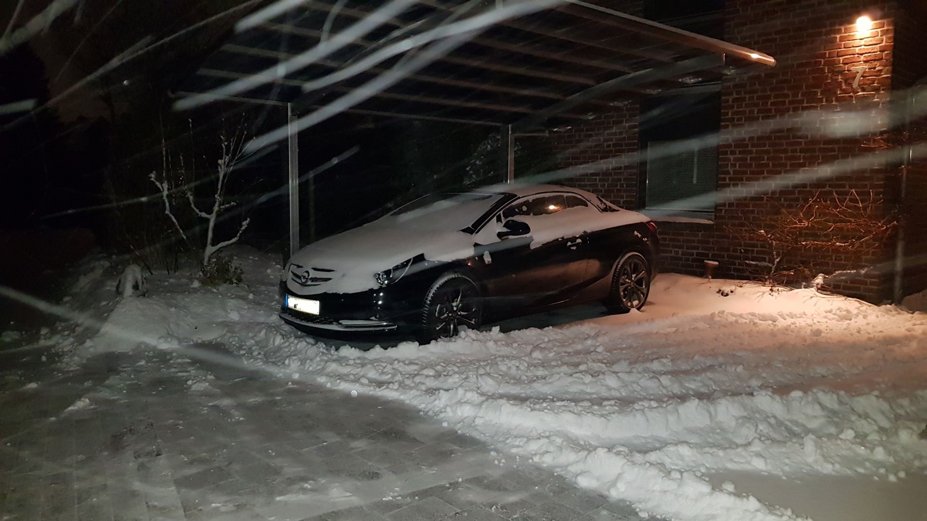 Gut, dass das Auto im Carport steht!